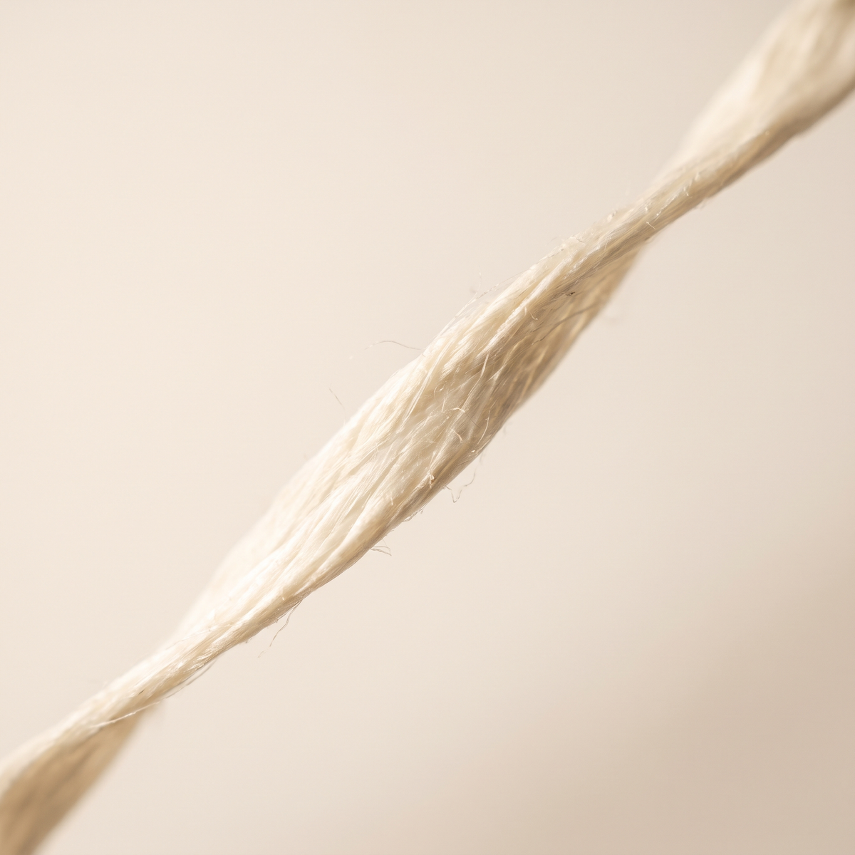 Majsfiber-tråden tæt på — spundne plantefibre, ikke glat nylon