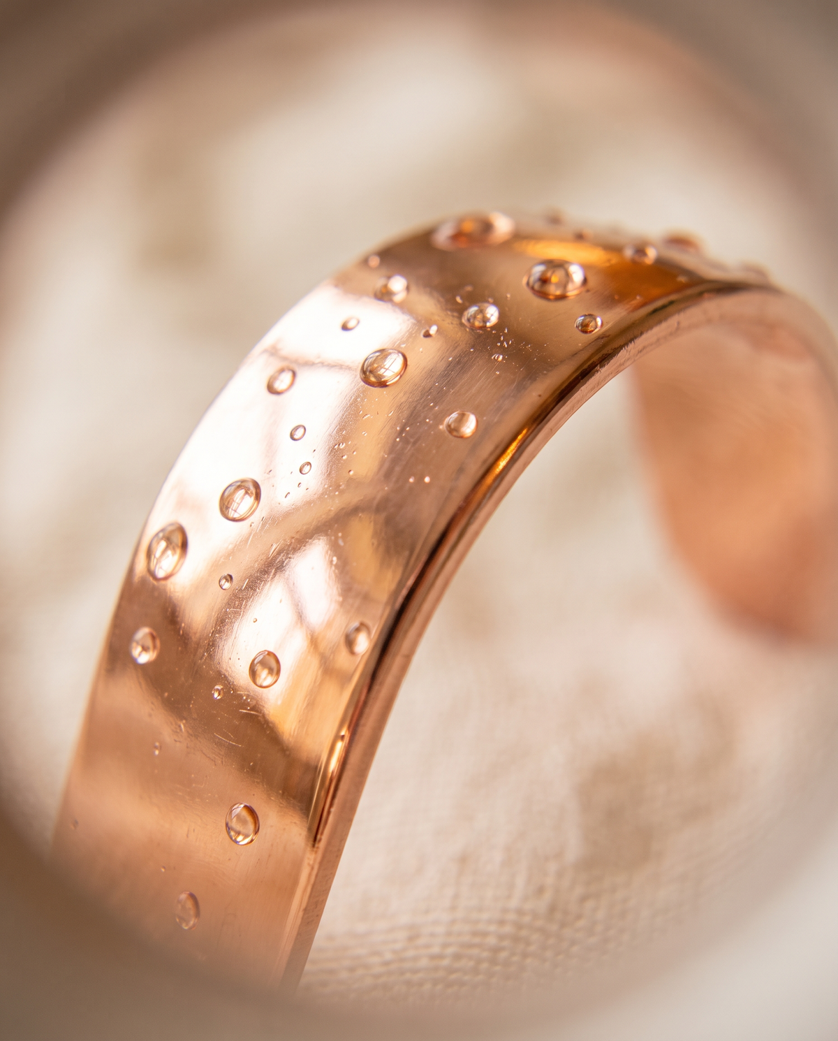 Close-up of the copper surface on the SELVA tongue scraper