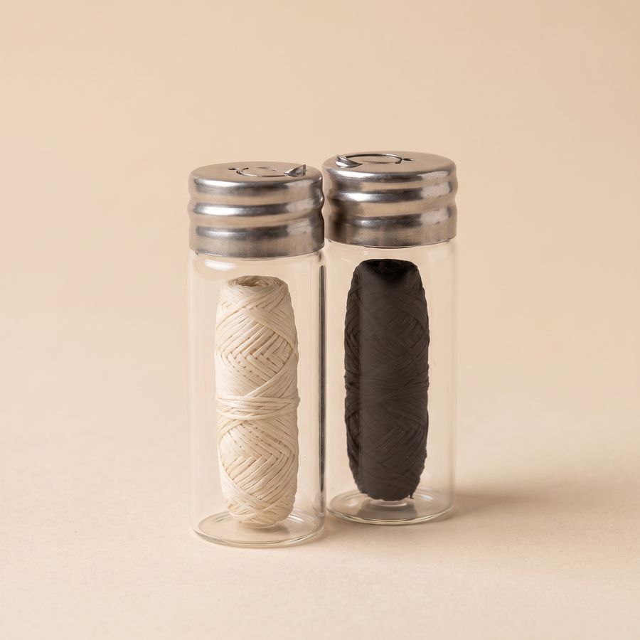 Tandtraad i glas, majsfiber og bambus-kul side om side